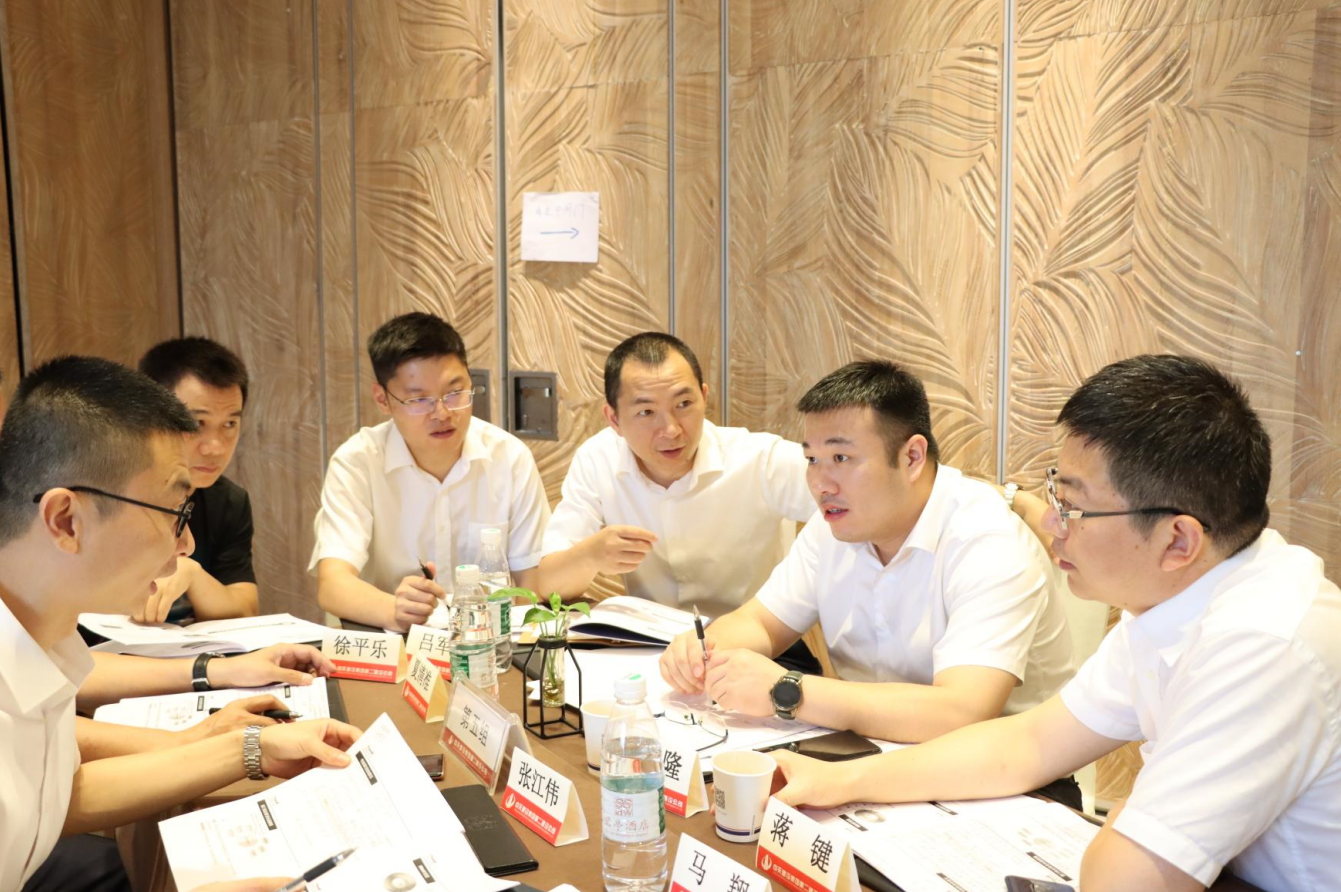 2021年6月25日-26日，888腾博会二建组织开展了2021年中高层主管执行力培训。本次培训特邀清华、北大、上海交大总裁班讲师，中国企业家协会特聘高级讲师许晋老师进行授课。